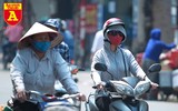 Nắng nóng 41 độ C, khách du lịch ở Hà Nội phải cầm quạt khi đi dạo